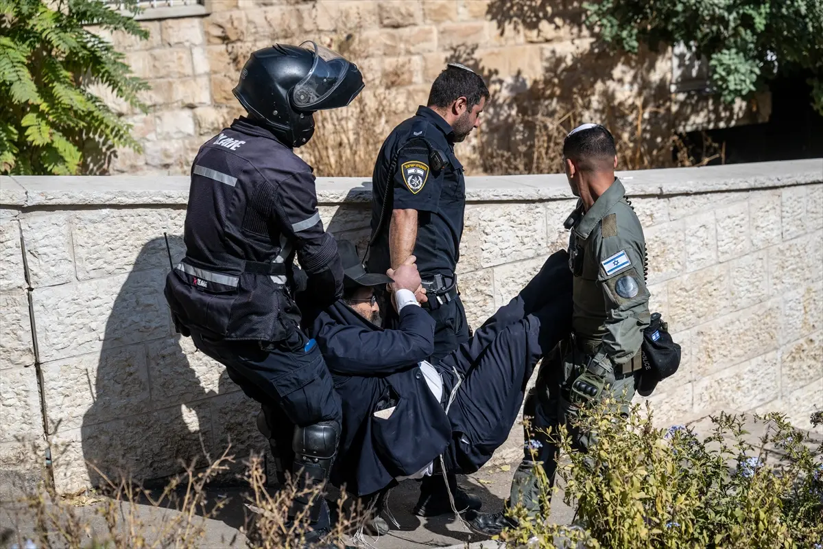 Almost every week since the High Court ruling, Haredim have protested against conscription in front of military branches, and the police have used force to break up these protests. Photo: Mostafa Alkharouf/AA